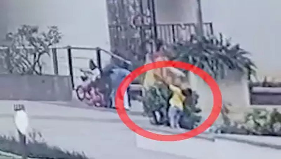 ಶಾಕಿಂಗ್ ವಿಡಿಯೋ: ವಿದ್ಯುತ್ ಕಂಬ ಹಿಡಿದ ಕ್ಷಣದಲ್ಲೇ ಬಾಲಕನ ಜೀವ ಹಾರಿ ಹೋಯ್ತು!