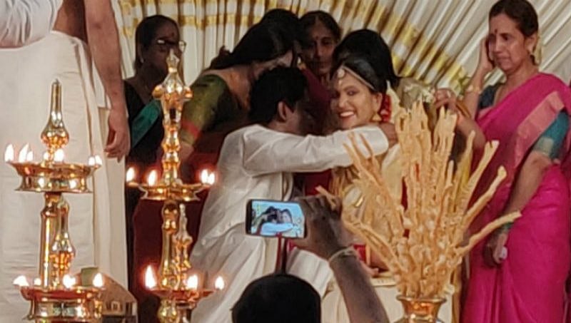 ಆಂಧ್ರ ವರ-ಕೇರಳ ವಧು: ದಾವಣಗೆರೆಯಲ್ಲಿ ಸಪ್ತಪದಿ ತುಳಿದ ಐಎಎಸ್ ಅಧಿಕಾರಿಗಳು