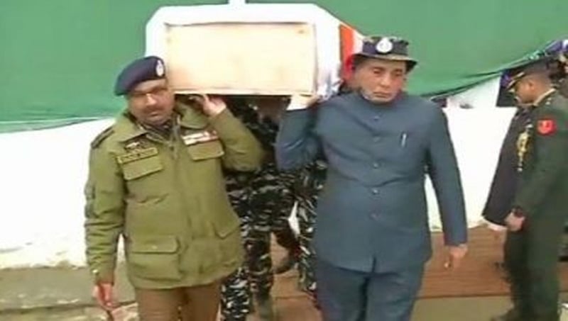 ಹುತಾತ್ಮ ಯೋಧರ ಶವಪೆಟ್ಟಿಗೆಗೆ ಹೆಗಲು ಕೊಟ್ಟ ಗೃಹ ಸಚಿವ ರಾಜನಾಥ್ ಸಿಂಗ್, ಡಿಜಿಪಿ ದಿಲ್ಬಾಗ್ ಸಿಂಗ್