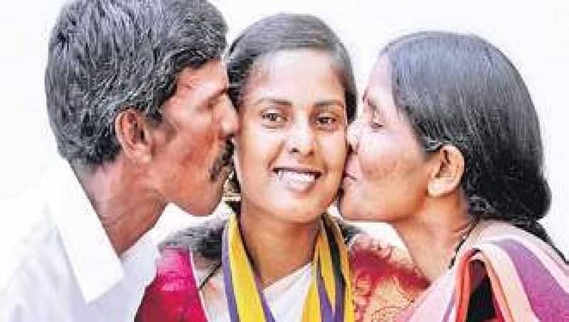 ಕುವೆಂಪು ವಿಶ್ವವಿದ್ಯಾಲಯದ'ಚಿನ್ನದ ಹುಡುಗಿ'ಸಾಧನೆಗೆ ಅಡ್ಡಿಯಾಗದ ಬಡತನ