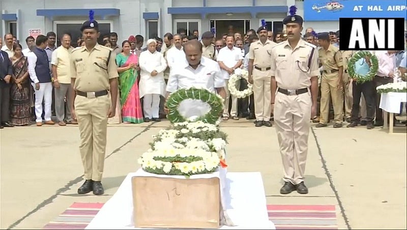 ಹುತಾತ್ಮ ಯೋಧ ಗುರು ಪಾರ್ಥಿವ ಶರೀರಕ್ಕೆ ಮುಖ್ಯಮಂತ್ರಿ ನಮನ; 25 ಲಕ್ಷ ರೂ. ಪರಿಹಾರ ಘೋಷಣೆ