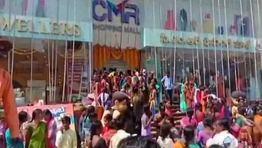 10 ರುಪಾಯಿ ಸೀರೆಗೆ ಮುಗಿಬಿದ್ದ ಮಹಿಳೆಯರು, ಅಂಗಡಿಯಲ್ಲೇ ಬಡಿದಾಡಿಕೊಂಡ ಹೆಂಗಸರು!