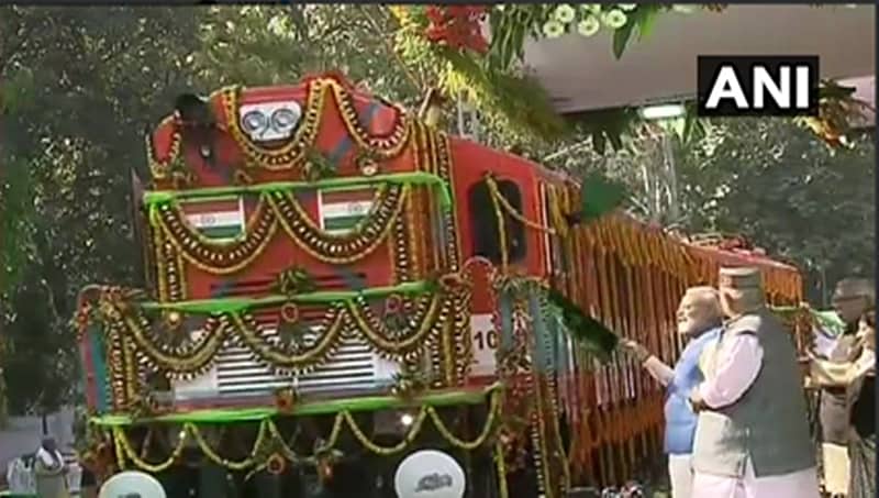 ಡೀಸೆಲ್ನಿಂದ ಇಲೆಕ್ಟ್ರಿಕ್ ಪರಿವರ್ತಿತ ವಿಶ್ವದ ಮೊದಲ ಲೋಕೊಮೋಟಿವ್ ಗೆ ಮೋದಿ ಚಾಲನೆ