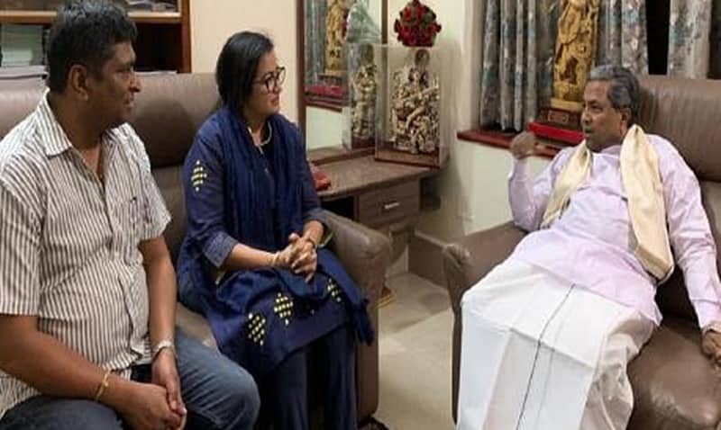 ಚುನಾವಣೆಗೆ ಸ್ಪರ್ಧಿಸುವಂತೆ ಅಭಿಮಾನಿಗಳಿಂದ ಒತ್ತಡ: ಸಿದ್ದರಾಮಯ್ಯ ಭೇಟಿ ಬಳಿಕ ಸುಮಲತಾ ಅಂಬರೀಷ್