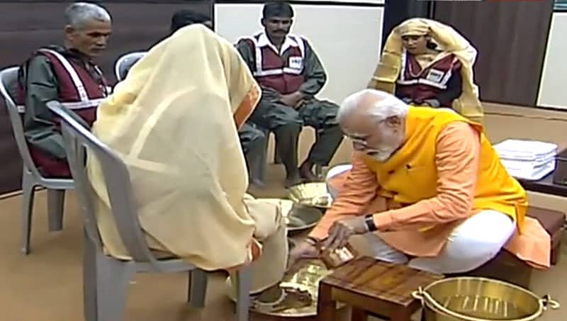 ಕುಂಭಮೇಳದಲ್ಲಿ ಐತಿಹಾಸಿಕ ಘಟನೆ: ಸಫಾಯಿ ಕರ್ಮಚಾರಿಗಳ ಪಾದ ತೊಳೆದು ಸನ್ಮಾನಿಸಿದ ಪ್ರಧಾನಿ ಮೋದಿ!