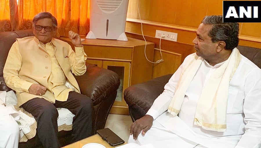 ಒಂದೇ ವೇದಿಕೆಯಲ್ಲಿ ಕರ್ನಾಟಕದ ಮಾಜಿ ಮುಖ್ಯಮಂತ್ರಿಗಳು, ಕುತೂಹಲ ಕೆರಳಿಸಿದ ಸಿದ್ದು-ಕೃಷ್ಣ ಭೇಟಿ!