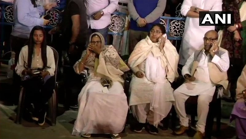 ಸಿಬಿಐ-ಬಂಗಾಳ ಪೊಲೀಸ್ ಹೈಡ್ರಾಮ; ಕೇಂದ್ರ ಸರ್ಕಾರದ ವಿರುದ್ಧ ಧರಣಿ ಕುಳಿತ ಸಿಎಂ ಮಮತಾ ಬ್ಯಾನರ್ಜಿ