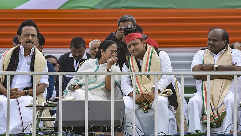 ಸಿಬಿಐ ವರ್ಸಸ್ ಕೋಲ್ಕತಾ ಪೊಲೀಸ್; ಕೇಂದ್ರದ ವಿರುದ್ಧ ಸಿಎಂ ಮಮತಾ ಧರಣಿ, ವಿಪಕ್ಷಗಳಿಂದ ದೀದಿಗೆ ಬೆಂಬಲ