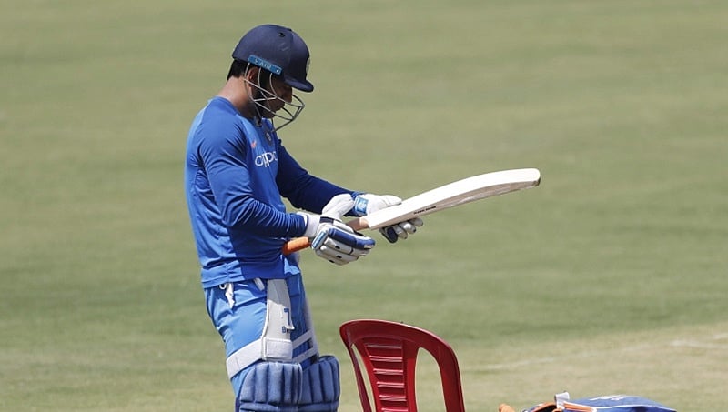 ಅಭ್ಯಾಸದ ವೇಳೆ ಧೋನಿಗೆ ಗಾಯ, ಮೊದಲ ಏಕದಿನ ಆಡುವುದು ಡೌಟ್
