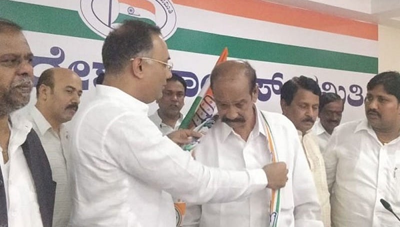ಕಮಲ ಪಕ್ಷ ತೊರೆದ ಮೊಳಕಾಲ್ಮೂರು ಮಾಜಿ ಶಾಸಕ ತಿಪ್ಪೇಸ್ವಾಮಿ ಕಾಂಗ್ರೆಸ್ ಸೇರ್ಪಡೆ