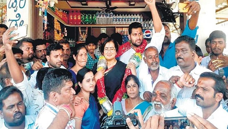 ಮಂಡ್ಯ: ಚುನಾವಣಾ ಅಖಾಡಕ್ಕಿಳಿದ ಅಭಿಷೇಕ್; ಅಮ್ಮನ ಪರ ಜ್ಯೂನಿಯರ್ ರೆಬೆಲ್ ಪ್ರಚಾರ