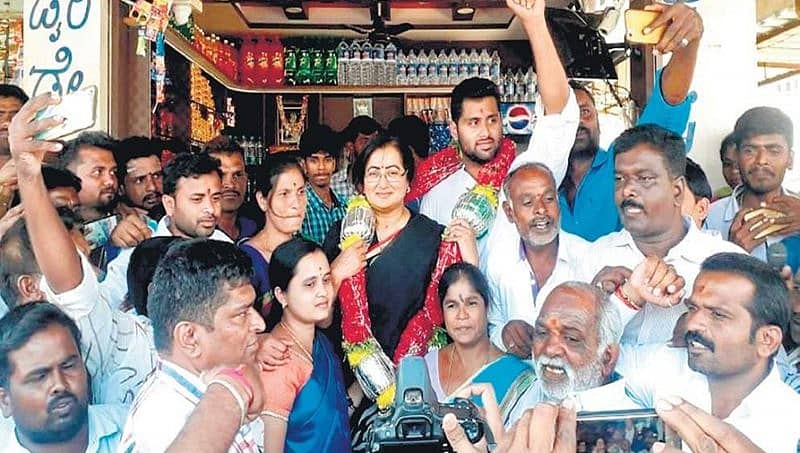 ಮಂಡ್ಯ: ಚುನಾವಣಾ ಅಖಾಡಕ್ಕಿಳಿದ ಅಭಿಷೇಕ್; ಅಮ್ಮನ ಪರ ಜ್ಯೂನಿಯರ್ ರೆಬೆಲ್ ಪ್ರಚಾರ