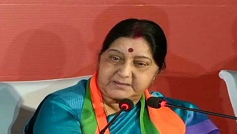ನೀವು ಅಷ್ಟು ಉದಾರಿ ಮತ್ತು ಮುತ್ಸದ್ಧಿಯಾಗಿದ್ದರೆ ಮಸೂದ್ ಅಜರ್ ನನ್ನು ಭಾರತಕ್ಕೆ ಒಪ್ಪಿಸಿ: ಪಾಕ್ ಗೆ ಸುಷ್ಮಾ ಸ್ವರಾಜ್ ಸವಾಲು