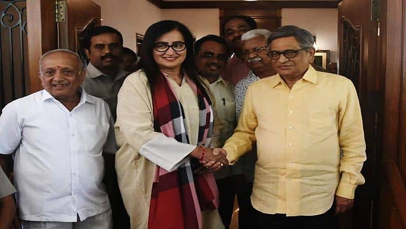 ಆಶೀರ್ವಾದ ಪಡೆಯಲು ಬಂದಿರುವೆ: ಎಸ್ ಎಂ ಕೃಷ್ಣ ಭೇಟಿ ನಂತರ ಸುಮಲತಾ  ಹೇಳಿಕೆ