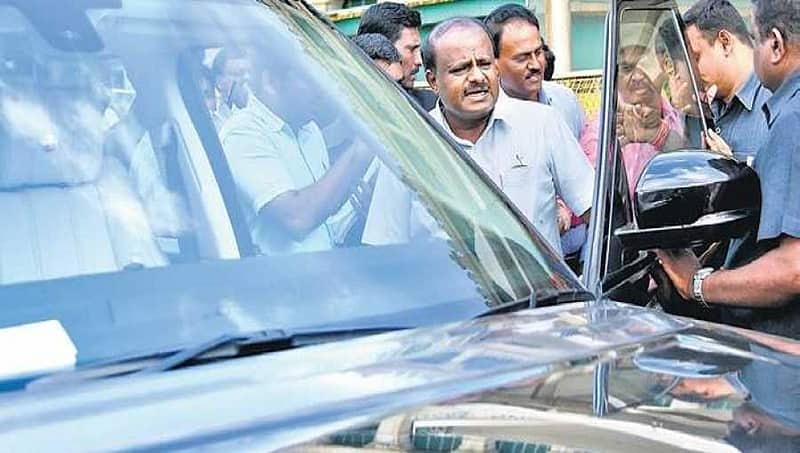ಎರಡು ಬಾರಿ ಸಂಚಾರಿ ನಿಯಮ ಉಲ್ಲಂಘಿಸಿದ್ದರೂ ದಂಡ ಕಟ್ಟದ ಮುಖ್ಯಮಂತ್ರಿ ಎಚ್ ಡಿ ಕುಮಾರಸ್ವಾಮಿ!