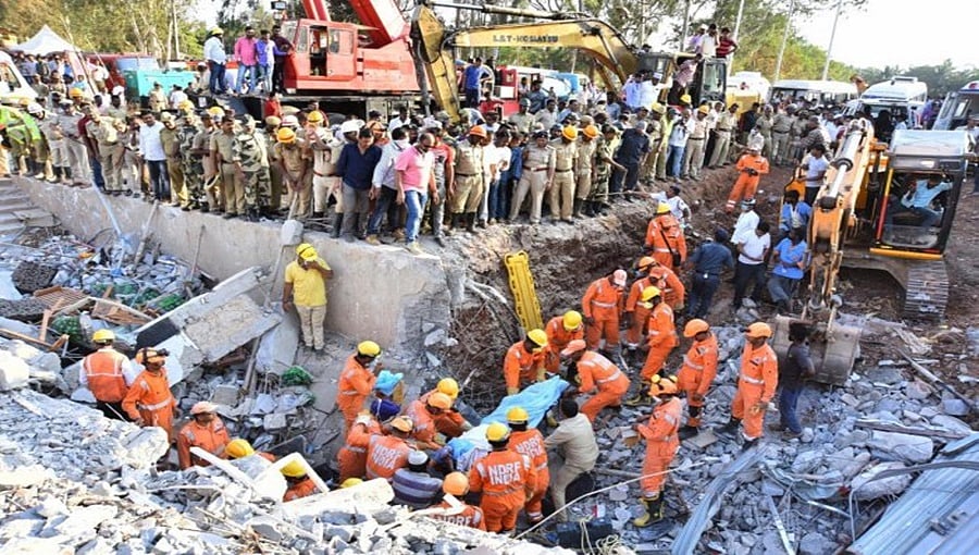 ಧಾರವಾಡ ಕಟ್ಟಡ ಕುಸಿತ: ಸಾವಿನ ಸಂಖ್ಯೆ 12ಕ್ಕೆ ಏರಿಕೆ, ಅವಶೇಷದಡಿ ಇನ್ನೂ 9 ಜನ, ಮುಗಿಲು ಮುಟ್ಟಿದ ಆಕ್ರಂದನ!