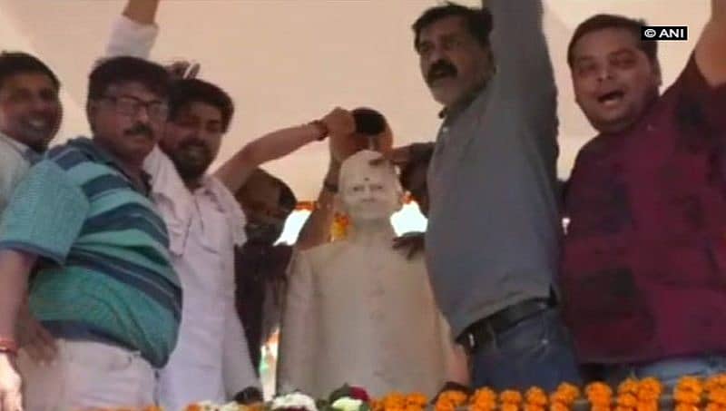 ಲಾಲ್ ಬಹದ್ದೂರ್ ಶಾಸ್ತ್ರಿ ಪ್ರತಿಮೆಗೆ ಪ್ರಿಯಾಂಕಾ ಮಾಲಾರ್ಪಣೆ: ಬಿಜೆಪಿ ಕಾರ್ಯಕರ್ತರಿಂದ ಶುದ್ದೀಕರಣ ಕಾರ್ಯ