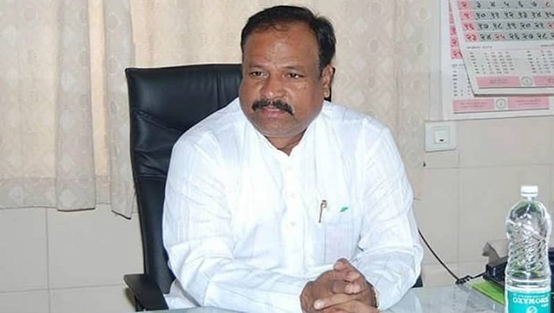ಟಿಕೆಟ್ ಕೈಕೊಟ್ಟ ಕಾಂಗ್ರೆಸ್: ಪಾರ್ಟಿ ಆಫೀಸಿಂದ 300 ಕುರ್ಚಿ ಹೊತ್ತೊಯ್ದ ಮಹಾರಾಷ್ಟ್ರ ಶಾಸಕ!