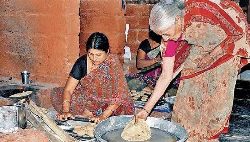 ಗದಗ; ವಯಸ್ಸಿನ ಹಂಗಿಲ್ಲದೆ ದುಡಿಯುತ್ತಿರುವ 94ರ ಇಳಿ ವಯಸ್ಸಿನ ಅಜ್ಜಿ ತುಂಗಾಬಾಯಿ!