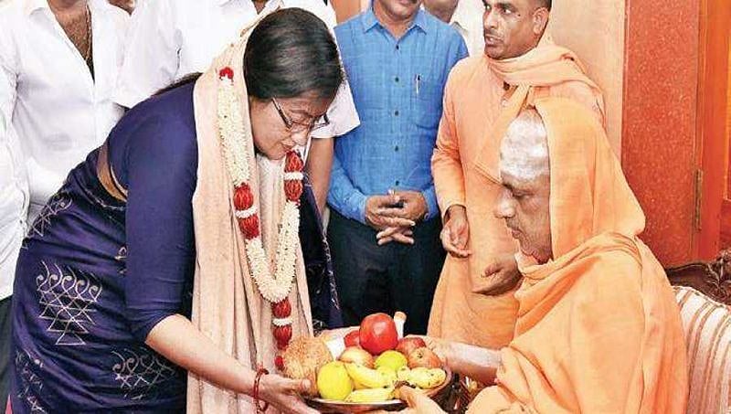 ಸುತ್ತೂರು ಮಠಕ್ಕೆ ಸುಮಲತಾ ಭೇಟಿ: ಮಂಡ್ಯದಿಂದಲೇ ಕಾಂಗ್ರೆಸ್ ಟಿಕೆಟ್ ನಿಂದ್ ಸ್ಪರ್ಧಿಸುವ ವಿಶ್ವಾಸ!
