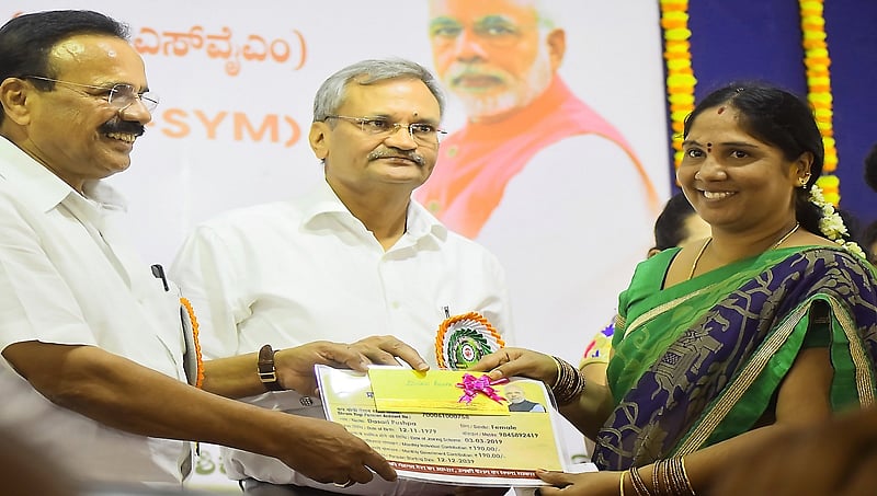 ಬೆಂಗಳೂರು: ಪ್ರಧಾನ್ ಮಂತ್ರಿ ಶ್ರಮ ಯೋಗಿ ಮಾನ್-ಧನ್ ಯೋಜನೆಗೆ ಕೇಂದ್ರ ಸಚಿವ ಸದಾನಂದಗೌಡ ಚಾಲನೆ