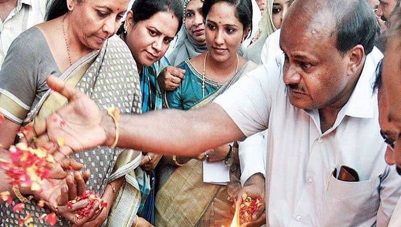 ರಕ್ಷಣಾ ಇಲಾಖೆ ಭೂಮಿಯನ್ನು ಸಿಎಂ ಗೆ ಹಸ್ತಾಂತರಿಸಿದ ನಿರ್ಮಲಾ ಸೀತಾರಾಮನ್