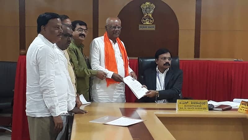ದಾವಣಗೆರೆ: ಬಿಜೆಪಿ ಅಭ್ಯರ್ಥಿಯಾಗಿ ಸಂಸದ ಜಿ.ಎಂ. ಸಿದ್ದೇಶ್ವರ ನಾಮಪತ್ರ ಸಲ್ಲಿಕೆ