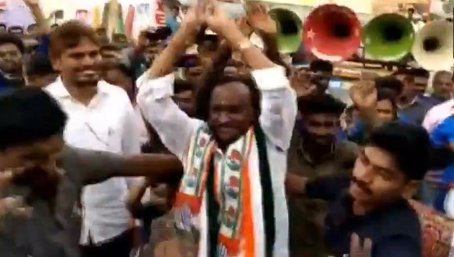ದೇಶದ ಶ್ರೀಮಂತ ಕಾಂಗ್ರೆಸ್ ಶಾಸಕ ಎಂಟಿಬಿ ನಾಗರಾಜ್ 'ನಾಗಿಣಿ ಡ್ಯಾನ್ಸ್', ವಿಡಿಯೋ ವೈರಲ್!