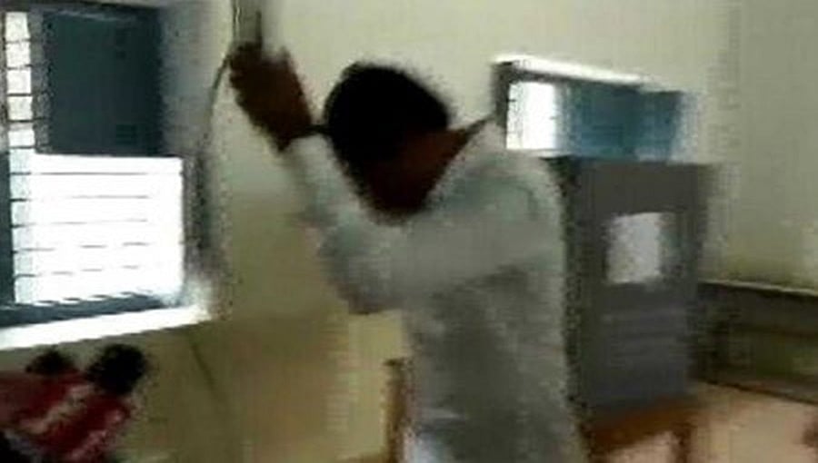 ಜನಸೇನಾ ಪಕ್ಷದ ಎಂಎಲ್ಎ ಅಭ್ಯರ್ಥಿಯಿಂದ ಇವಿಎಂ ಧ್ವಂಸ