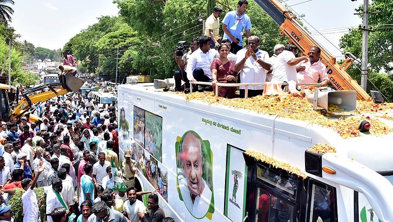 ಸಿಎಂ ಕುಮಾರಸ್ವಾಮಿ ಪ್ರಯಾಣಿಸುತ್ತಿದ್ದ ಕಾರಿನಲ್ಲಿ ಬೆಂಕಿ; ಅಪಾಯದಿಂದ ಪಾರು