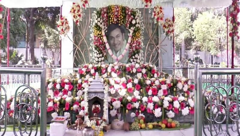ವರನಟ ರಾಜ್ ಹುಟ್ಟುಹಬ್ಬಕ್ಕೆ ಅಭಿಮಾನಿಗಳಿಗೆ ಸ್ಪೆಷಲ್ ಗಿಫ್ಟ್: ರಾಜ್‍ಕುಮಾರ್ ಪುಣ್ಯಸ್ಮರಣೆಯಂದು ರಾಘಣ್ಣ  ಘೋಷಣೆ