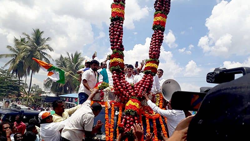'ಹೂವಿನ ಜಾಗಕ್ಕೆ ಬಂತು ಸೇಬು, ಮೂಸಂಬಿ: ನೆಚ್ಚಿನ ನೇತಾರರಿಗೆ ಹಾರವಾಯ್ತು ಒಣದ್ರಾಕ್ಷಿ, ಗೋಡಂಬಿ!'