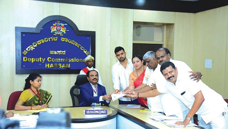 ಹಾಸನ: ಪ್ಪಜ್ವಲ್ ರೇವಣ್ಣಗೆ ಸಂಕಷ್ಟ, ಆಸ್ತಿ ವಿವರ ಪರಿಶೀಲಿಸುವಂತೆ ಚುನಾವಣಾ ಆಯೋಗ ನೋಟಿಸ್