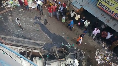ಬೆಂಗಳೂರು: ಫ್ಲೈ ಓವರ್ ಕೆಳಗೆ ಬಿದ್ದ ಲಾರಿ, ಚಾಲಕ ಪಾರು, ಕ್ಲೀನರ್ ಸಾವು