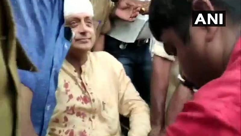 ತುಲಾಭಾರ ಸೇವೆ ವೇಳೆ ಅವಘಡ: ಕೇರಳ ಕಾಂಗ್ರೆಸ್ ನಾಯಕ ಶಶಿ ತರೂರ್ ತಲೆಗೆ ಏಟು