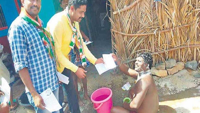 ಗದಗ: ಮತಬೇಟೆಗೆ ಸ್ನಾನದ ಕೋಣೆಗೇ ನುಗ್ಗಿದ ಕಾರ್ಯಕರ್ತರು, ಫೋಟೋ ವೈರಲ್
