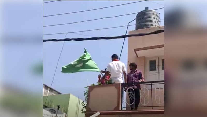 ಬೆಂಗಳೂರು: ಪ್ರಚಾರದ ವೇಳೆ ಬಲವಂತವಾಗಿ ಮುಸ್ಲಿಂ ಧ್ವಜ ತೆರವುಗೊಳಿಸಿದ ಬಿಜೆಪಿ ಕಾರ್ಪೊರೇಟರ್!