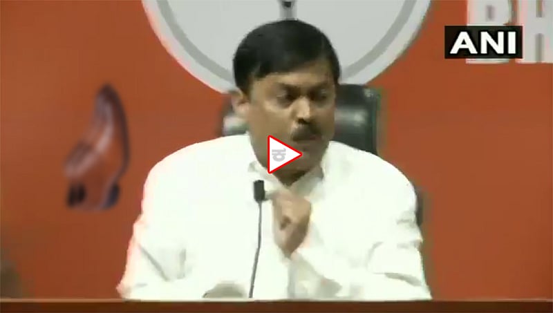 ಲೋಕಾ ಸಮರ: ಬಿಜೆಪಿ ಸಂಸದ ವಕ್ತಾರ ಜಿವಿಎಲ್ ನರಸಿಂಹನ್ ಸುದ್ದಿಗೋಷ್ಛಿ ವೇಳೆ ಶೂ ಎಸೆತ