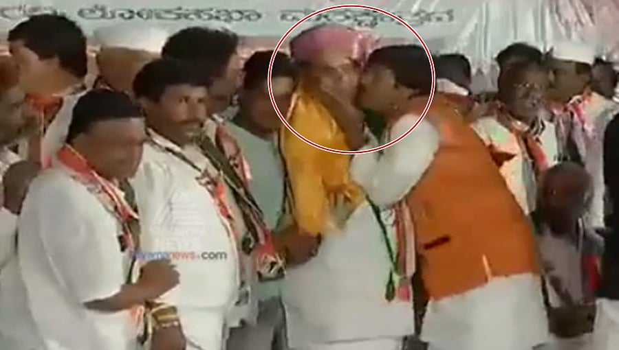 ಮಹಿಳೆ ಆಯ್ತು, ಇದೀಗ ವೇದಿಕೆ ಮೇಲೆ ಮಾಜಿ ಸಿಎಂ ಸಿದ್ದುಗೆ ಕಿಸ್ ಕೊಟ್ಟ ಅಭಿಮಾನಿ, ವಿಡಿಯೋ ವೈರಲ್!