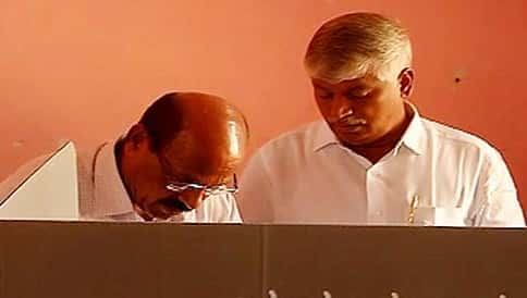 ಮತಗಟ್ಟೆ ಅಧಿಕಾರಿಗೆ ಸಚಿವ ಪುಟ್ಟರಾಜು ತರಾಟೆ, ಸುಮಲತಾಗೆ ಮತ ಹಾಕಲು ಪರದಾಡಿದ ಮತದಾರರು