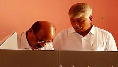 ಮತಗಟ್ಟೆ ಅಧಿಕಾರಿಗೆ ಸಚಿವ ಪುಟ್ಟರಾಜು ತರಾಟೆ, ಸುಮಲತಾಗೆ ಮತ ಹಾಕಲು ಪರದಾಡಿದ ಮತದಾರರು