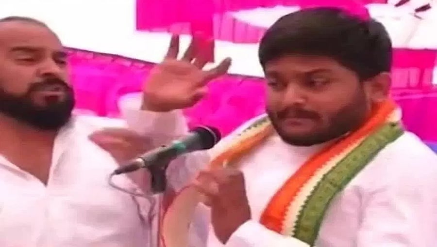ಕಾಂಗ್ರೆಸ್ ಜನಾಕ್ರೋಶ ಸಭೆಯಲ್ಲಿ ಹಾರ್ದಿಕ್ ಪಟೇಲ್ ಗೆ ಕಾರ್ಯಕರ್ತನಿಂದ ಕಪಾಳಮೋಕ್ಷ!