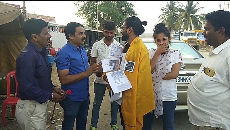 'ದಂಡಪಿಂಡಗಳು': ಮತದಾನ ಮಾಡದೇ ಪ್ರವಾಸಕ್ಕೆ ಬಂದವರಿಗೆ ವ್ಯಂಗ್ಯಭರಿತ ಸನ್ಮಾನ