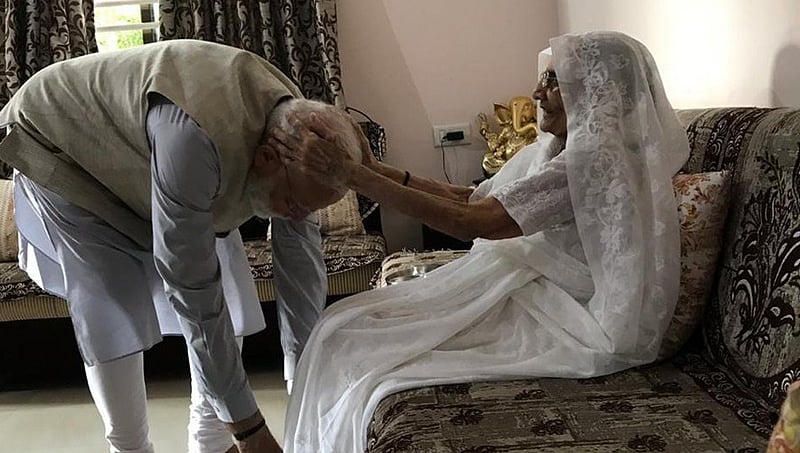 ಭೇಟಿ ಮಾಡಿ ಆಶೀರ್ವಾದ ಪಡೆದ ಮಗ ನರೇಂದ್ರ ಮೋದಿಗೆ ತಾಯಿ ಹೀರಾಬೆನ್ ಕೊಟ್ಟಿದ್ದೇನು?