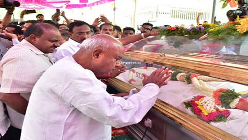 ಶ್ರೀಲಂಕಾ ಸ್ಪೊಟ: ಮೃತರ ಅಂತಿಮ ದರ್ಶನ ಪಡೆದ ದೇವೇಗೌಡ, ಸಿಎಂ ಎಚ್ಡಿಕೆ