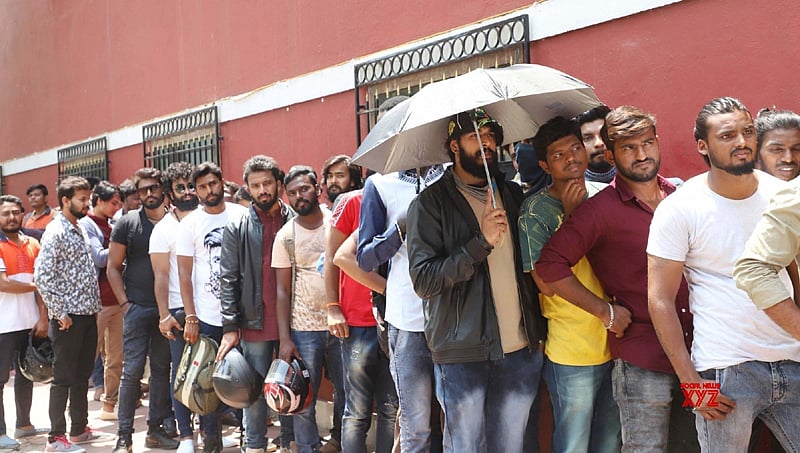 ಕೆಜಿಎಫ್-2 ಆಡಿಷನ್: ಹರಿದು ಬಂದ ಜನಸಾಗರ, ಕಿಲೋ ಮೀಟರ್ ಉದ್ದದ ಸಾಲು!