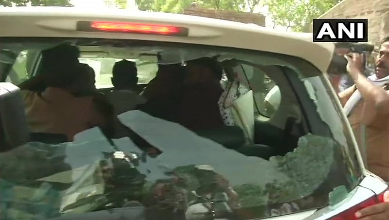 ಲೋಕ ಸಮರ: ಪಶ್ಚಿಮ ಬಂಗಾಳದಲ್ಲಿ ಘರ್ಷಣೆ, ಬಿಜೆಪಿ ಅಭ್ಯರ್ಥಿ ಬಬುಲ್ ಸುಪ್ರೀಯೋ ಕಾರು ಜಖಂ!