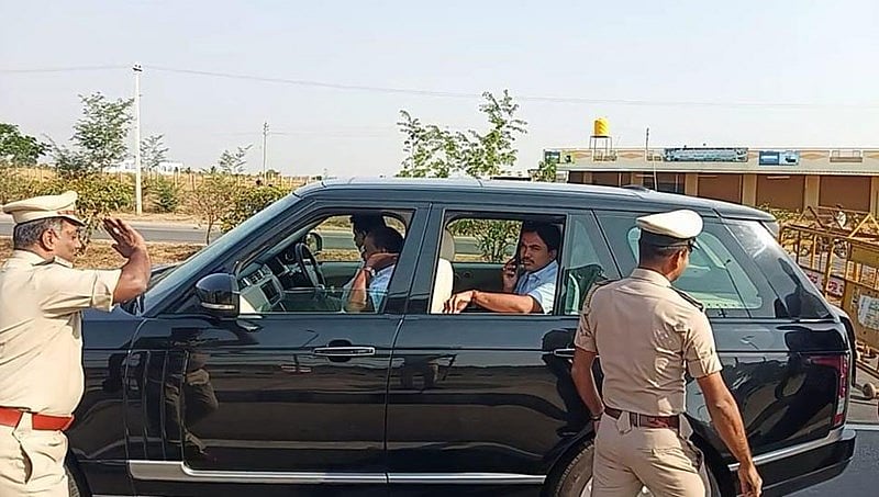 ಚುನಾವಣೆ ಹಿನ್ನೆಲೆ: ಹಿರಿಸಾವೆ ಬಳಿ ಮುಖ್ಯಮಂತ್ರಿ ಕಾರು ತಡೆದು ತಪಾಸಣೆ