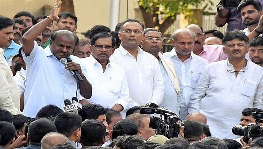 ಐಟಿ ದಾಳಿ ವಿರುದ್ಧ ಬೀದಿಗಿಳಿದು ರಂಪಾಟ; ಆದರೆ ಸಿಎಂ ಆಪ್ತನ ಬಳಿ ಸಿಕ್ಕಿದ್ದು ಬರೋಬ್ಬರಿ 6 ಕೋಟಿ ರು.!