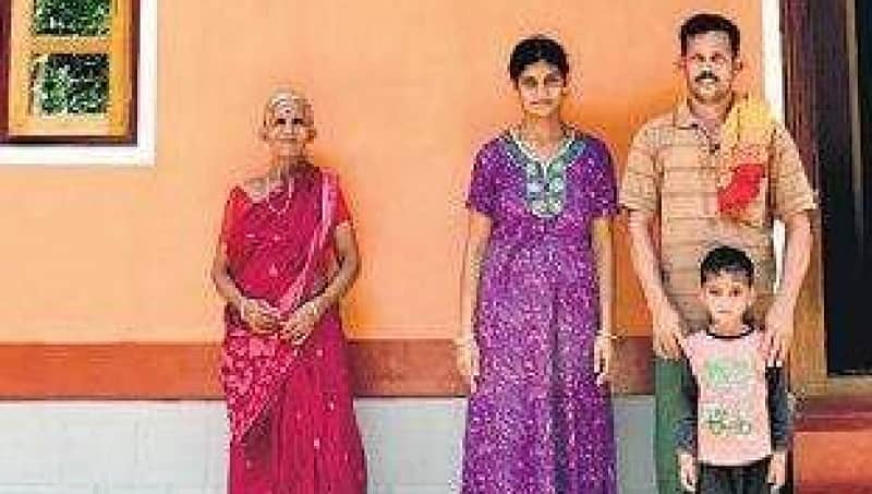 ಮೊಬೈಲ್ ಬ್ಯಾಟರಿ ರಿಚಾರ್ಜ್ ಮಾಡಿಕೊಳ್ಳಲು ಇಲ್ಲಿನ ಗ್ರಾಮಸ್ಥರು 6 ಕಿ.ಮೀ ದೂರ ಹೋಗಬೇಕು!